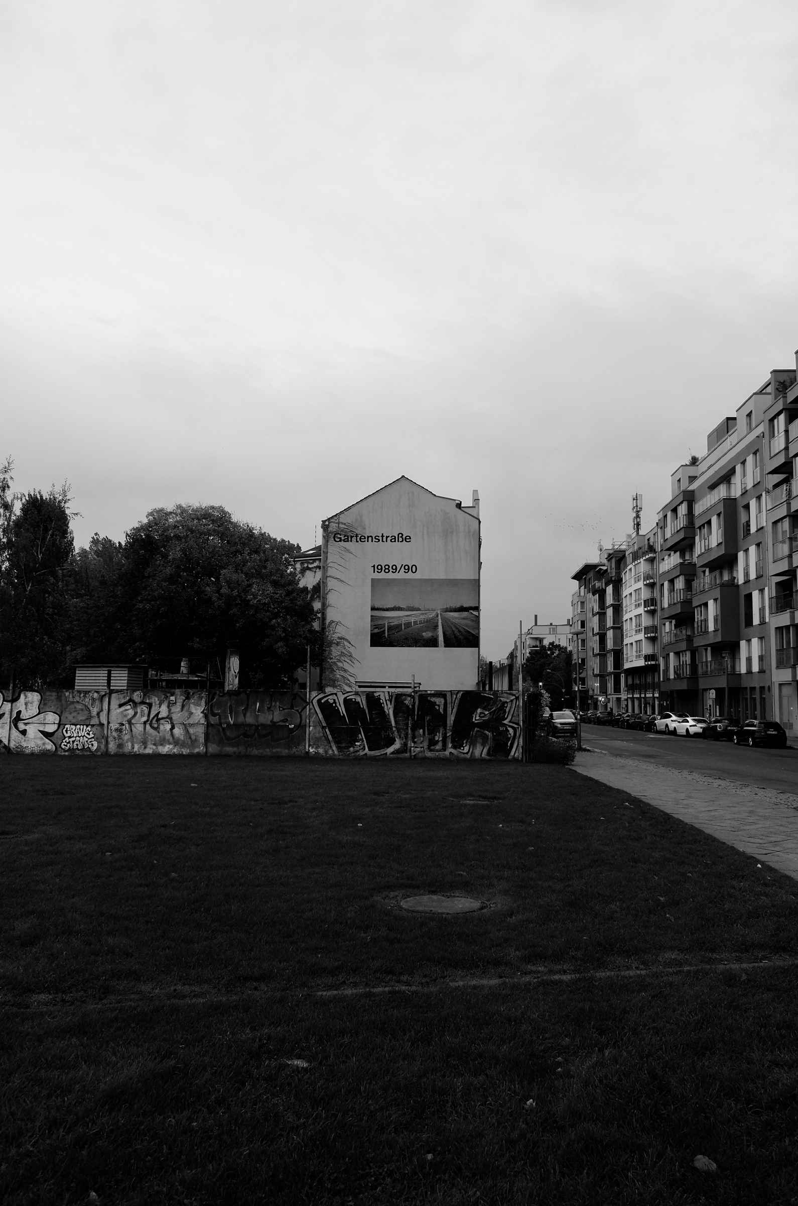 Photograph of the house on Gartenstraße which has a photograph from 1990 printed on it